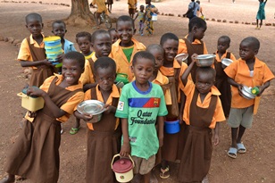Ghanaian children with lunch.jpg