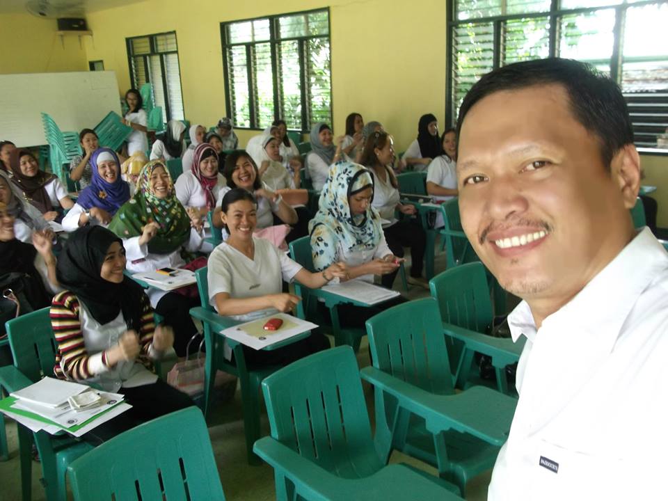 Ebrahim Abo with a class of school nurses