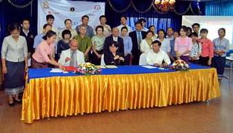 Signing of the agreement by Jun Kobayashi from the Japan Consortium for Global School Health Research